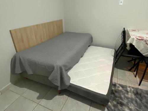 een klein bed in een kamer met: bij AP completo a 5 min da Praia, Itapema-SC in Itapema