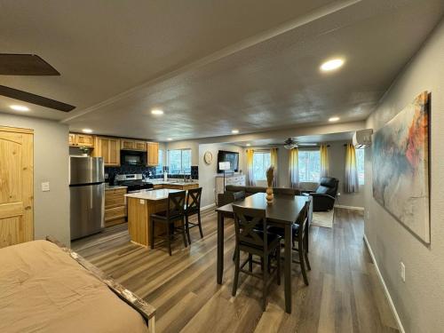 Kuchyň nebo kuchyňský kout v ubytování 12 Creekside Retreat - King Suite