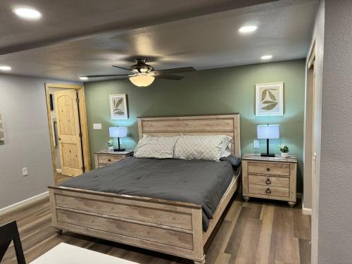 Postel nebo postele na pokoji v ubytování 12 Creekside Retreat - King Suite