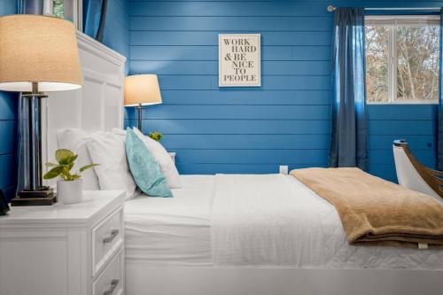 Postel nebo postele na pokoji v ubytování 16 Creekside Retreat