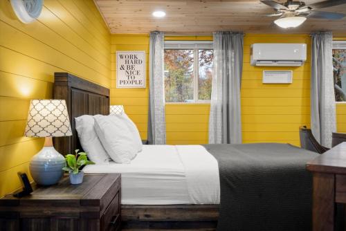 Postel nebo postele na pokoji v ubytování 20 Creekside Retreat