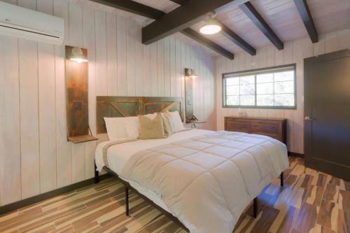 Giường trong phòng chung tại Destination Oak Creek 1 - with private patio