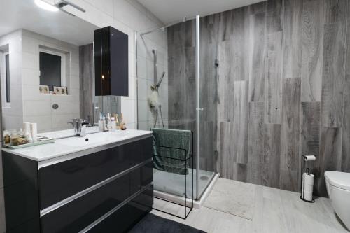 O baie la Bright and Modern Apt with an Industrial Touch