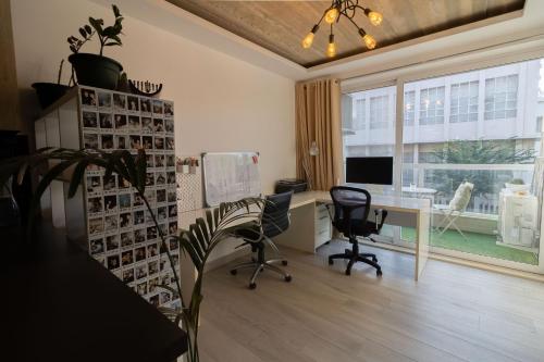 O zonă de relaxare la Bright and Modern Apt with an Industrial Touch