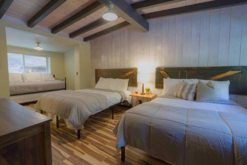 Кровать или кровати в номере Destination Oak Creek 5 - with shared patio