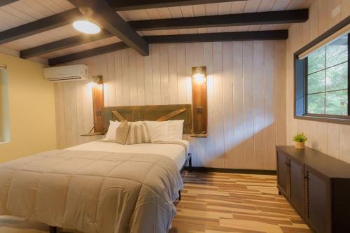 Giường trong phòng chung tại Destination Oak Creek 7 - with shared patio