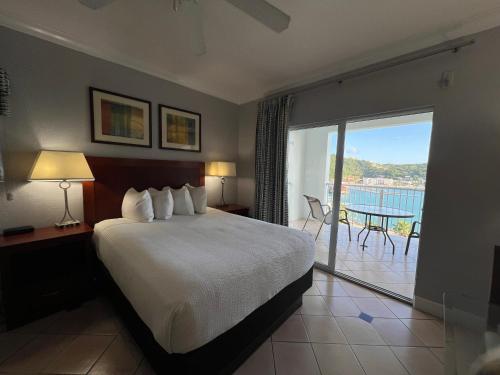 Postel nebo postele na pokoji v ubytování Bluebeard's Castle Resort