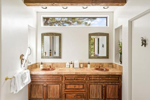 Ένα μπάνιο στο Adobe Village Villa - Purple Lizard