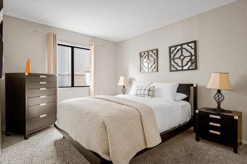 ein Schlafzimmer mit einem Bett, einer Kommode und einem Fenster in der Unterkunft Supai- Adobe Village condo - 2 bedroom in Oak Creek