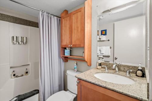 ein Badezimmer mit Waschbecken und Toilette in der Unterkunft Supai- Adobe Village condo - 2 bedroom in Oak Creek