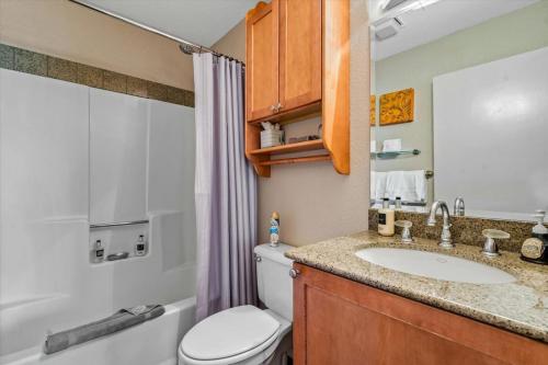 ein Badezimmer mit Waschbecken, Toilette und Dusche in der Unterkunft Toroweap - Adobe Village condo - 2 bedroom in Oak Creek