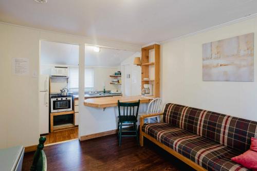 Η κουζίνα ή μικρή κουζίνα στο 1-Bedroom Cottage #1 - White Pine