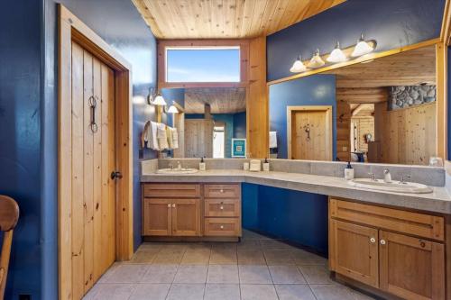 ein Badezimmer mit zwei Waschbecken und einem großen Spiegel in der Unterkunft Adobe Village Villa with Private Patio- Wilderness in Oak Creek