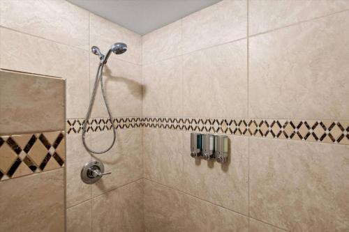 eine Dusche mit Duschkopf in einem Badezimmer in der Unterkunft Studio Suite- Country in Oak Creek