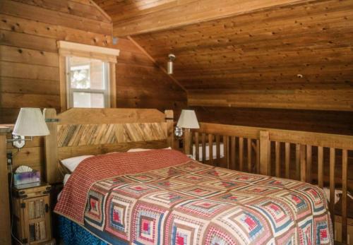 a bedroom with a bed in a log cabin at MORNING GLORY - Cabin for 2 in Oak Creek in Indian Gardens