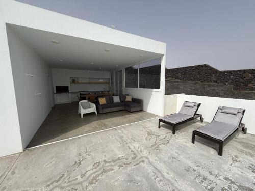 a living room with two chairs and a couch at Casa Jable Mozaga in Mozaga