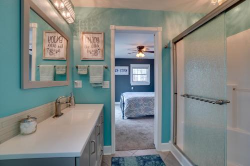 Koupelna v ubytování Table Rock Lake Home - Fire Pit and Lake Views!