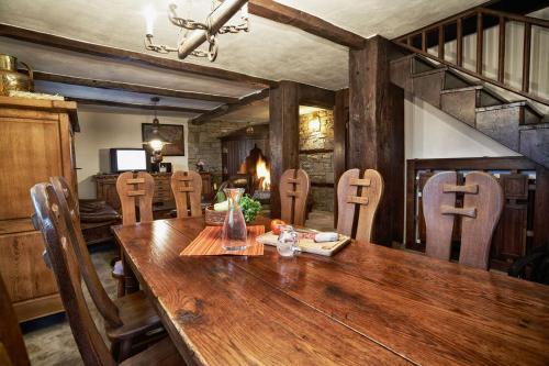 een eetkamer met een houten tafel en stoelen bij Радева къща Жеравна in Zheravna