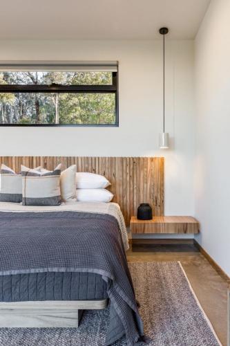 En eller flere senge i et værelse på 8 Paddocks Chalet Three