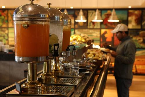 Un hombre parado detrás de un mostrador con en Casa Andina Select Chiclayo, en Chiclayo