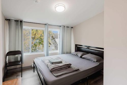 ein Schlafzimmer mit großem Bett und Fenster in der Unterkunft Studio Cottage in Pine Lake #6 in Gravenhurst