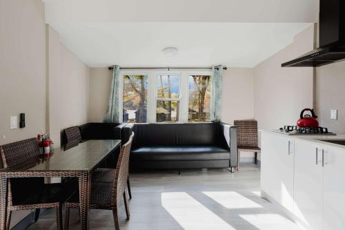 Η κουζίνα ή μικρή κουζίνα στο 3-Bedroom Cottage #7 - Austrian Pine