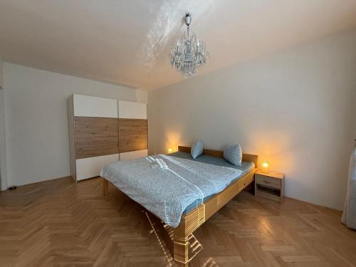 Ένα ή περισσότερα κρεβάτια σε δωμάτιο στο Apartmán PREDMESTSKÁ