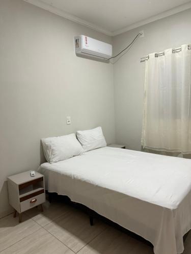 una camera con letto e condizionatore d'aria di Apto Serras Gerais 2 a Dianópolis