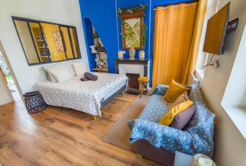 a living room with a bed and a couch at Le Terrazza - 1P à 2P Terrasse - Henriville in Amiens