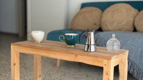 Una mesa de café de madera con dos tazas de café encima. en Porto vecchio Sanremo, en San Remo