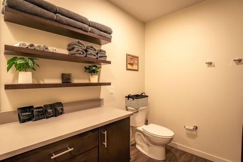 Phòng tắm tại Heart of Downtown - 2BR with City View and Gym Access