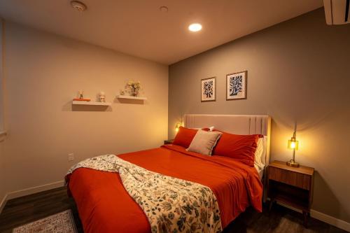 Giường trong phòng chung tại Heart of Downtown - 2BR with City View and Gym Access