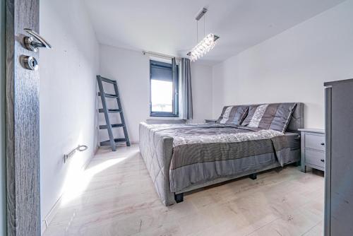 een slaapkamer met een bed en een ladder erin bij Move in Appartment in Mosonmagyaróvár