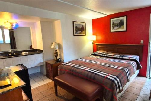 Postel nebo postele na pokoji v ubytování Saratoga Motel By Capital O Near Midway Airport Chicago IL