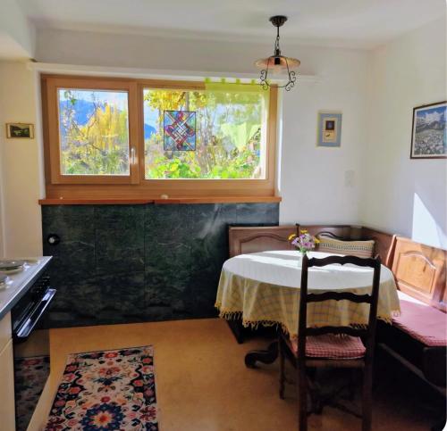 BitschArve的有桌子和窗户的餐厅