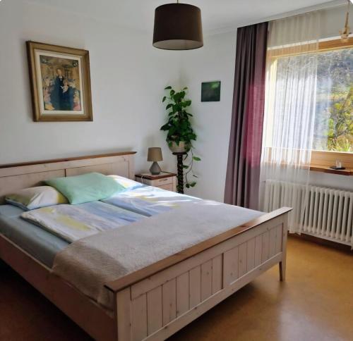 BitschArve的一间带大床的卧室，带窗户