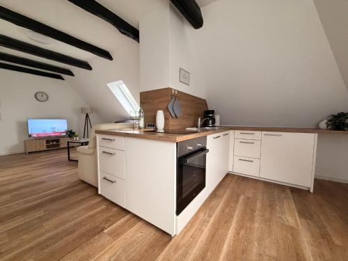 a kitchen with white cabinets and a counter top at Idyllisches Wohnen im Schloss in Bruchhausen-Vilsen