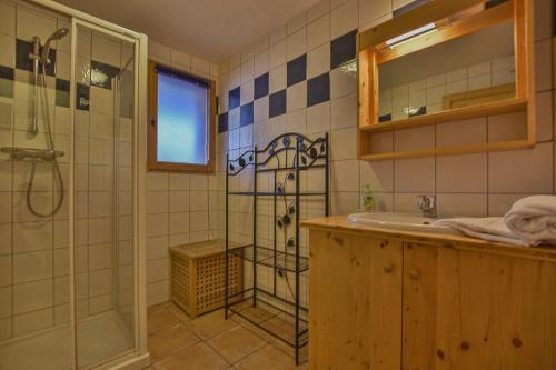 un bagno con doccia e lavandino di Chalet Berrier a Le Grand-Bornand