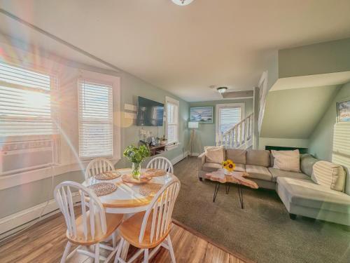 Un lugar para sentarse en Entire Lovely 3 Bedroom, 2 Bathroom Apartment! 1 Block to the Beach and Boardwalk!