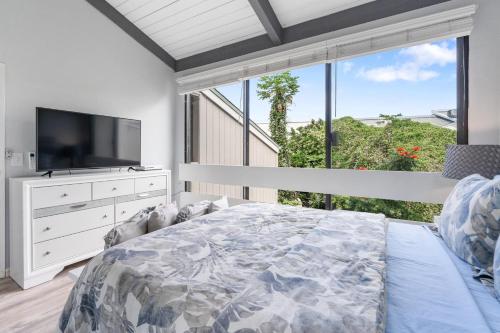 Postel nebo postele na pokoji v ubytování Kailua Bay Resort#2-306