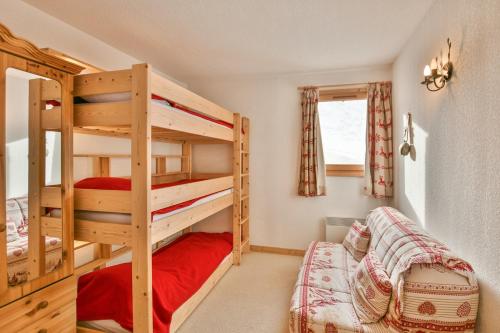 - une chambre avec 2 lits superposés et un canapé dans l'établissement Refuge Le Bardeau B1, au Grand-Bornand