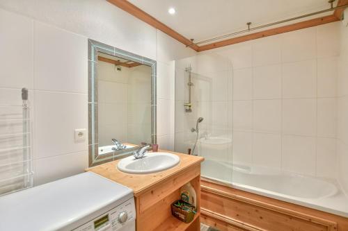 une salle de bain avec un lavabo et une baignoire dans l'établissement Refuge Le Bardeau B1, au Grand-Bornand