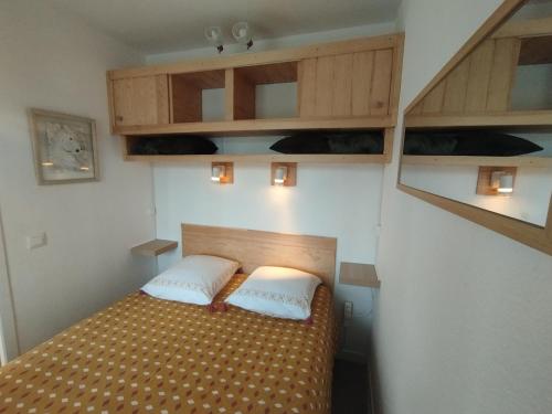 En eller flere senge i et værelse på Appartement vue riviere