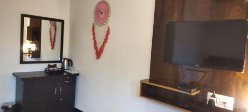 Un televisor de pantalla plana en la pared de una habitación. en Amri's Villa, en Mount Abu