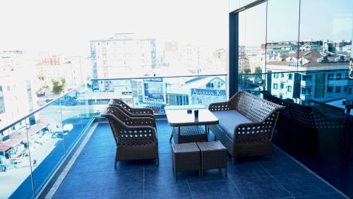 een balkon met een tafel en stoelen op een gebouw bij Skyport Istanbul in Istanbul