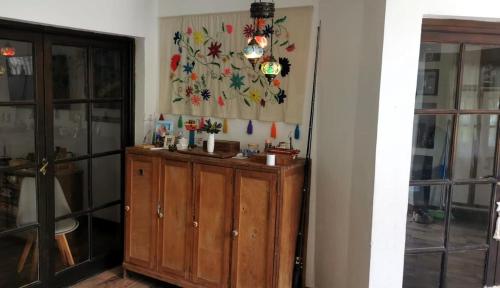 a room with a wooden cabinet and a painting on the wall at Espectacular casa en Olivos in Olivos