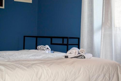 Un dormitorio con una cama con toallas. en Monginevro 15 min from the center, en Turín