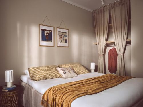 Ένα ή περισσότερα κρεβάτια σε δωμάτιο στο Melpomeni House