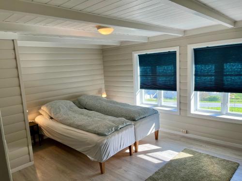 IsfjordenにあるGrey Lodgeのベッドルーム1室(窓2つ付)