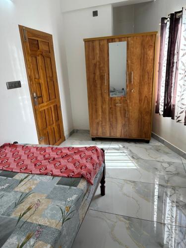 Postel nebo postele na pokoji v ubytování Radhakrishna Residency